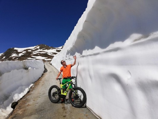 Mountainbiken im Montafoner Frühling mit Schnee
